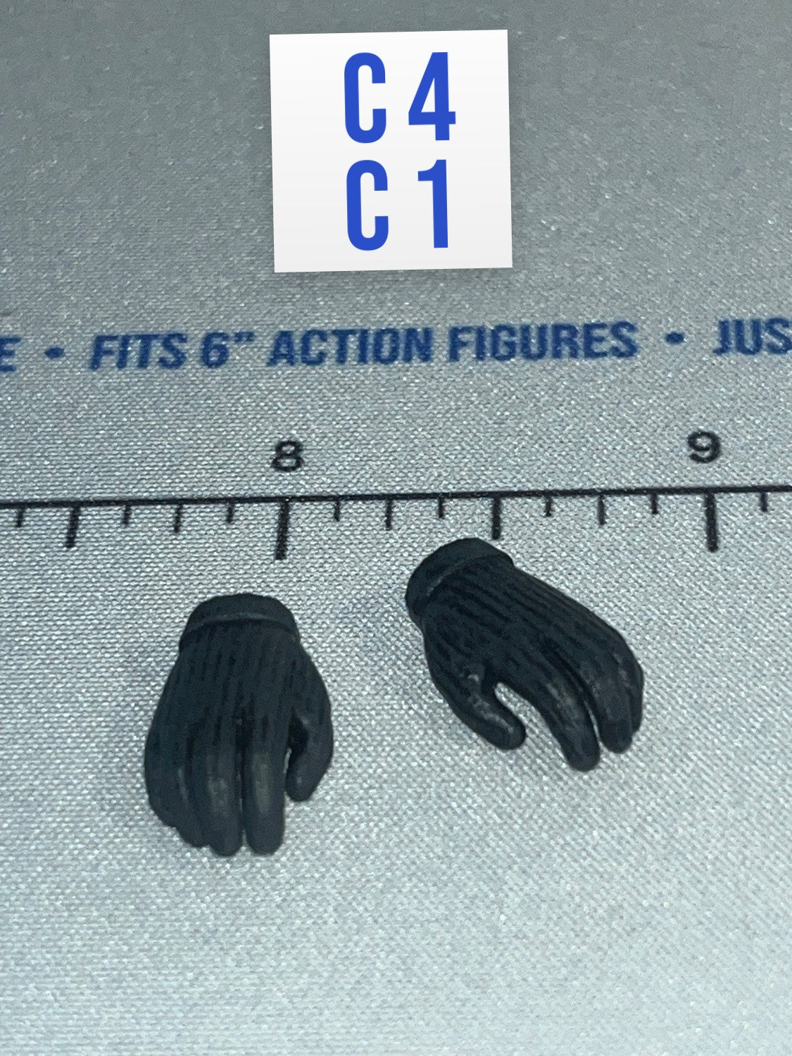 1/12 Scale WWII German Gloved Hands Pair - WWII German U-Boat Commander Lehmann DiD XD80026