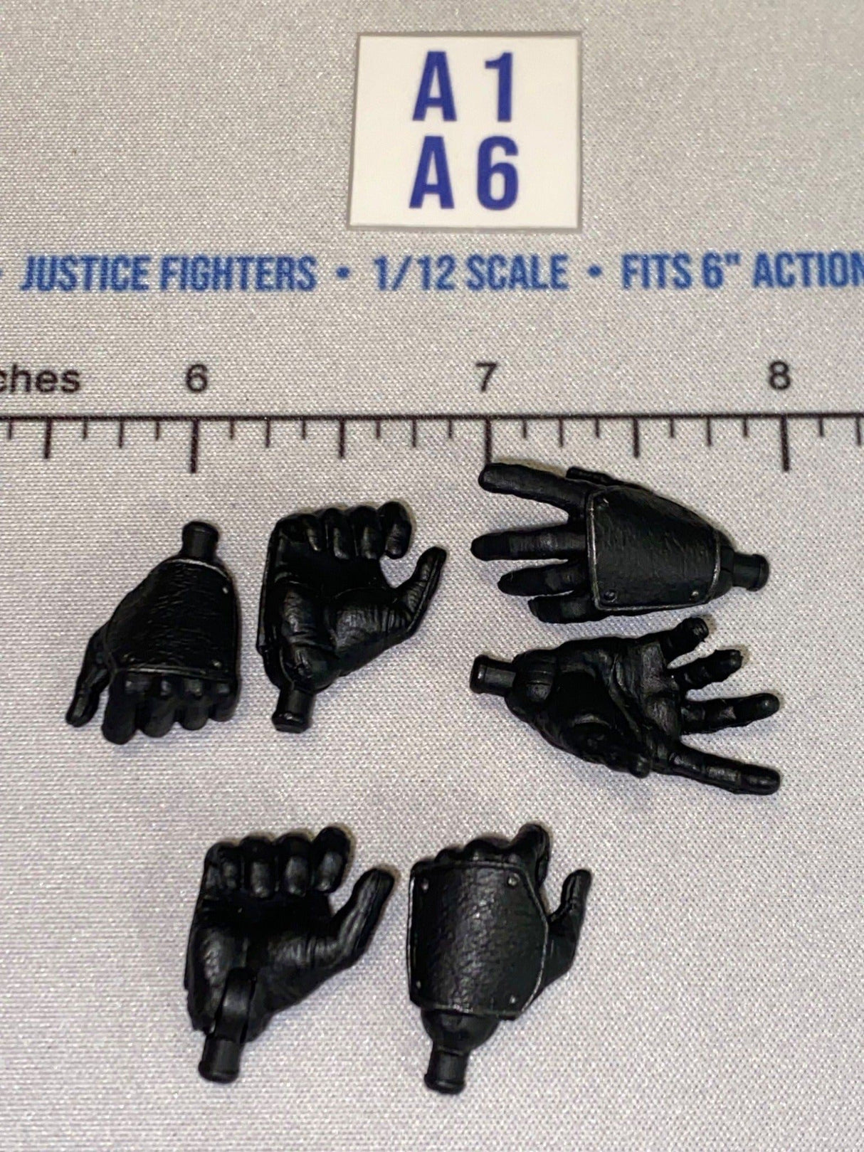 1/12 Scale Medieval Gloved Hands Set