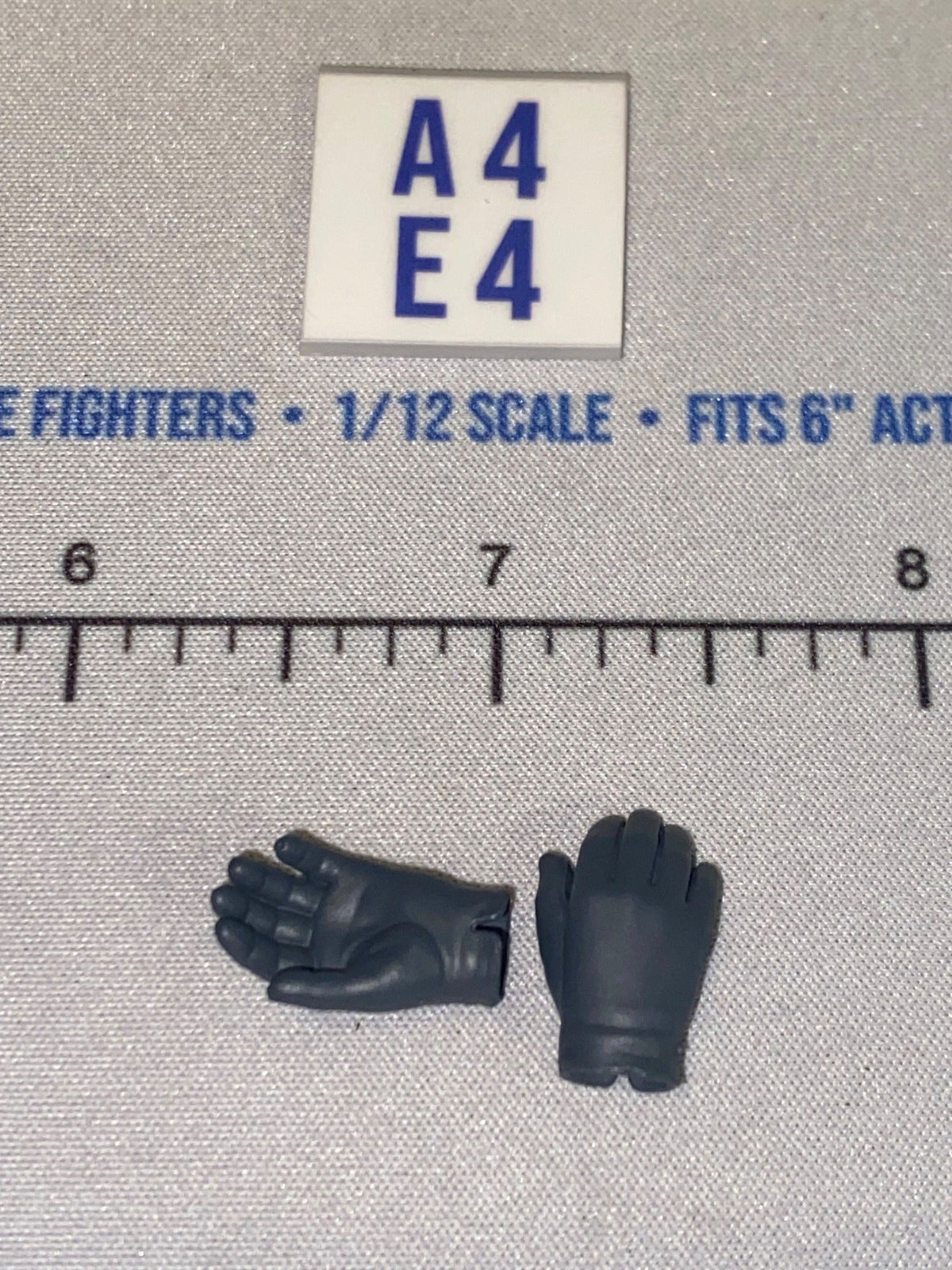 1/12 Scale WWII German Gloved Hands Pair - DID Rommel