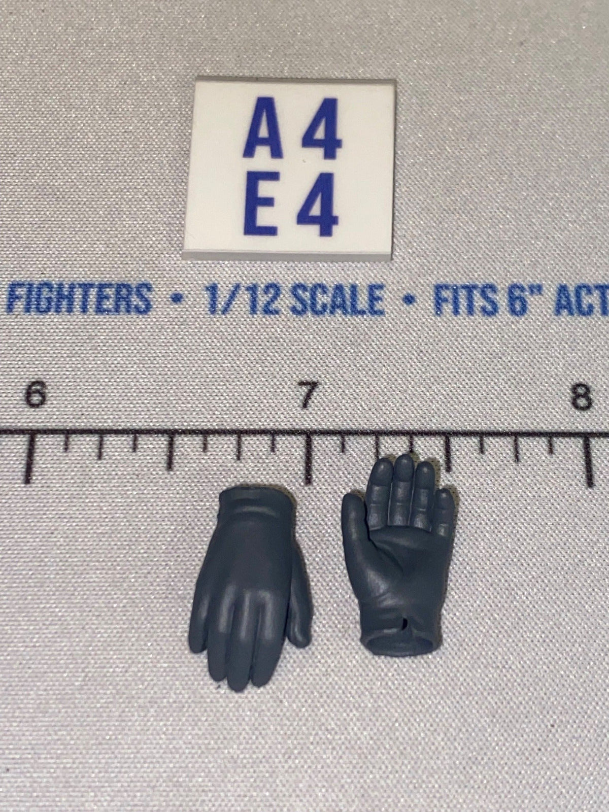 1/12 Scale WWII German Gloved Hands Pair - DID Rommel