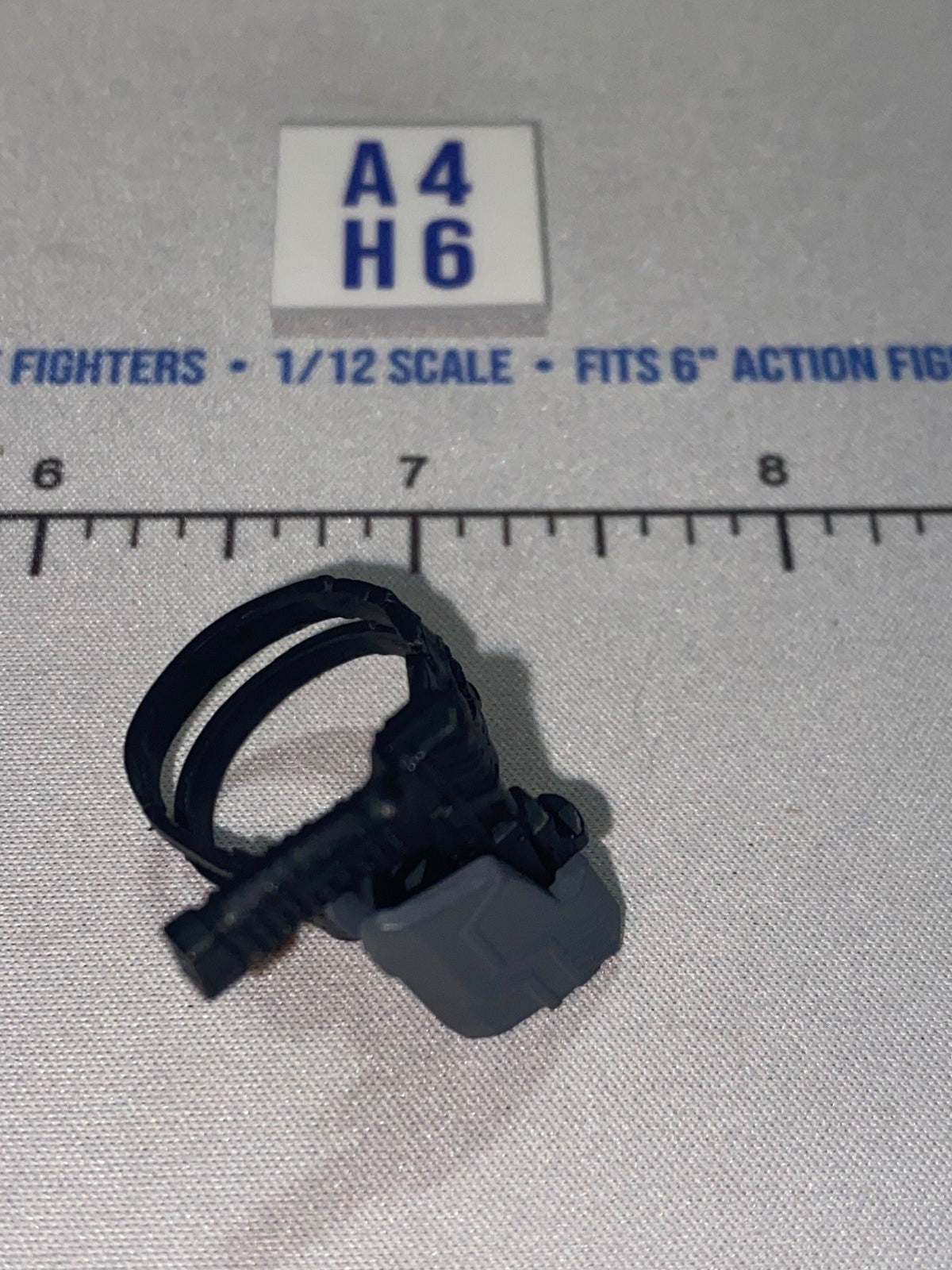 1/12 Scale Modern Pistol and Thigh Holster - - Valaverse