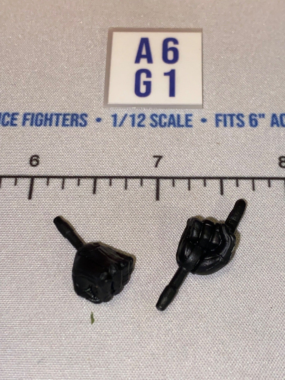 1/12 Scale Modern Era Pointing Gloved Hands Set