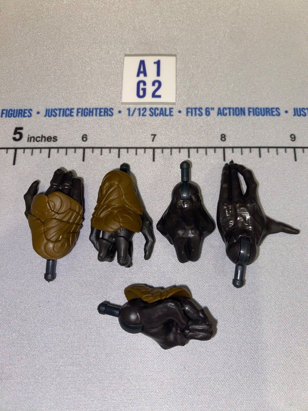 1/12 Scale Science Fiction Alien Creature Hands Set - Jazwares World of Halo