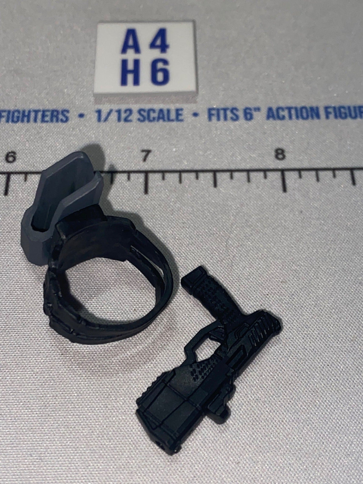 1/12 Scale Modern Pistol and Thigh Holster - - Valaverse