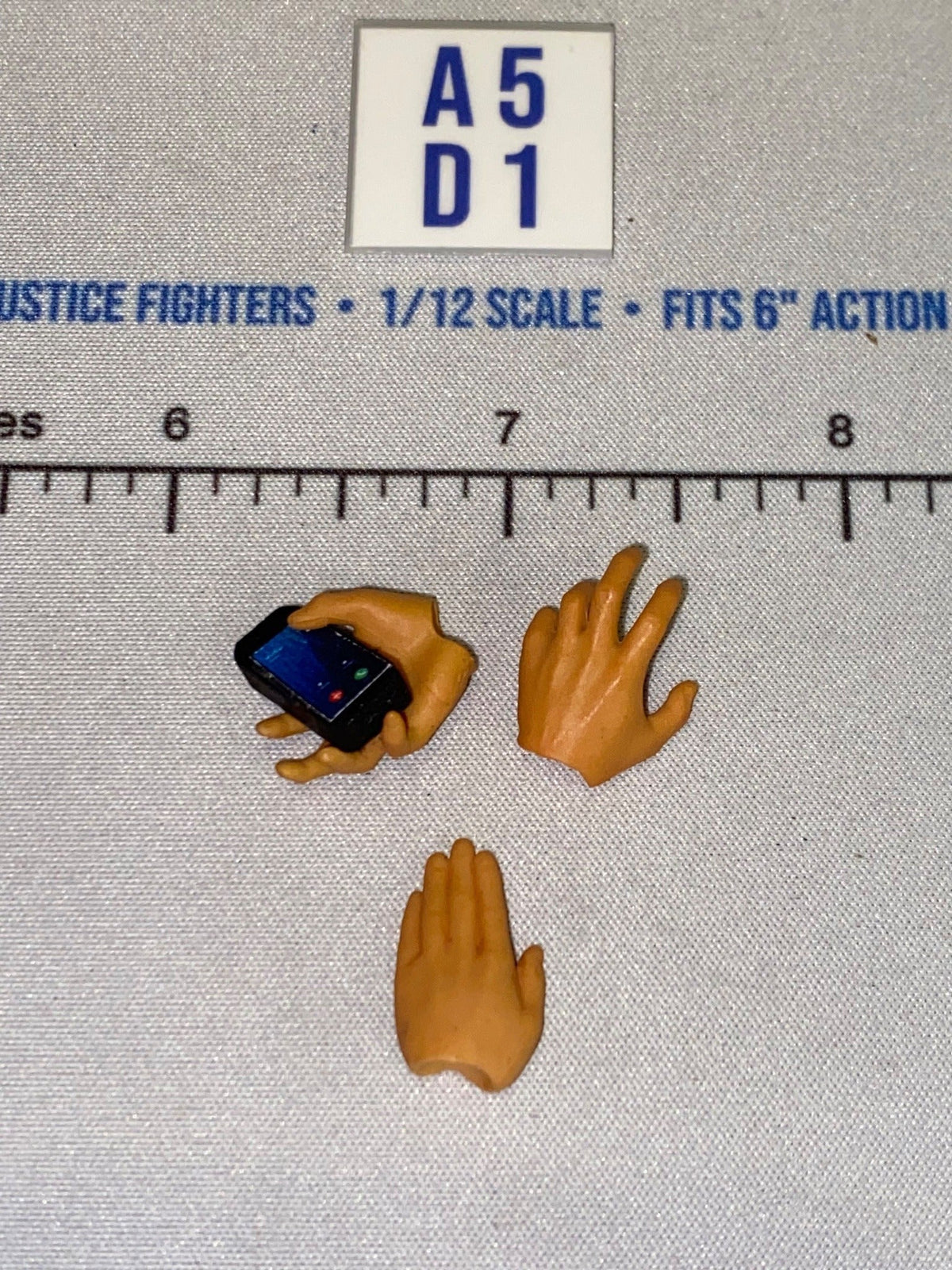 1/12 Scale Modern Hand Set with Smartphone - Marvel Legends