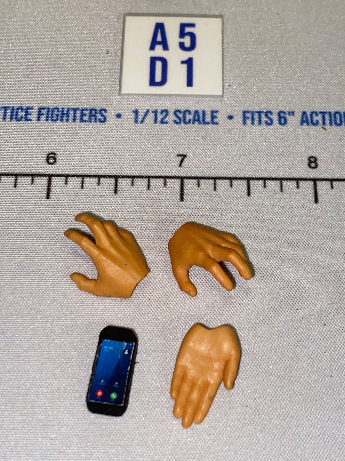 1/12 Scale Modern Hand Set with Smartphone - Marvel Legends