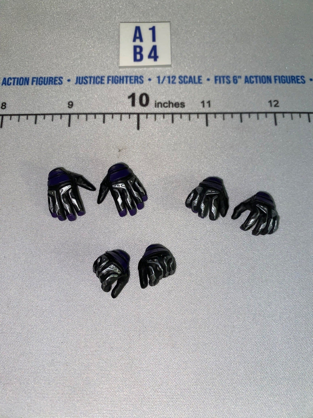 1/12 Scale Modern Era Gloved Hands Set
