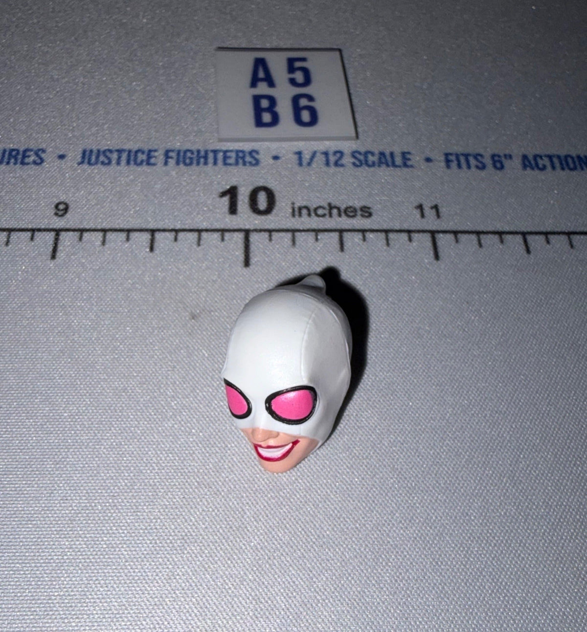 1/12 Scale Female Head Sculpt with White Mask - Spider-Gwen - Marvel