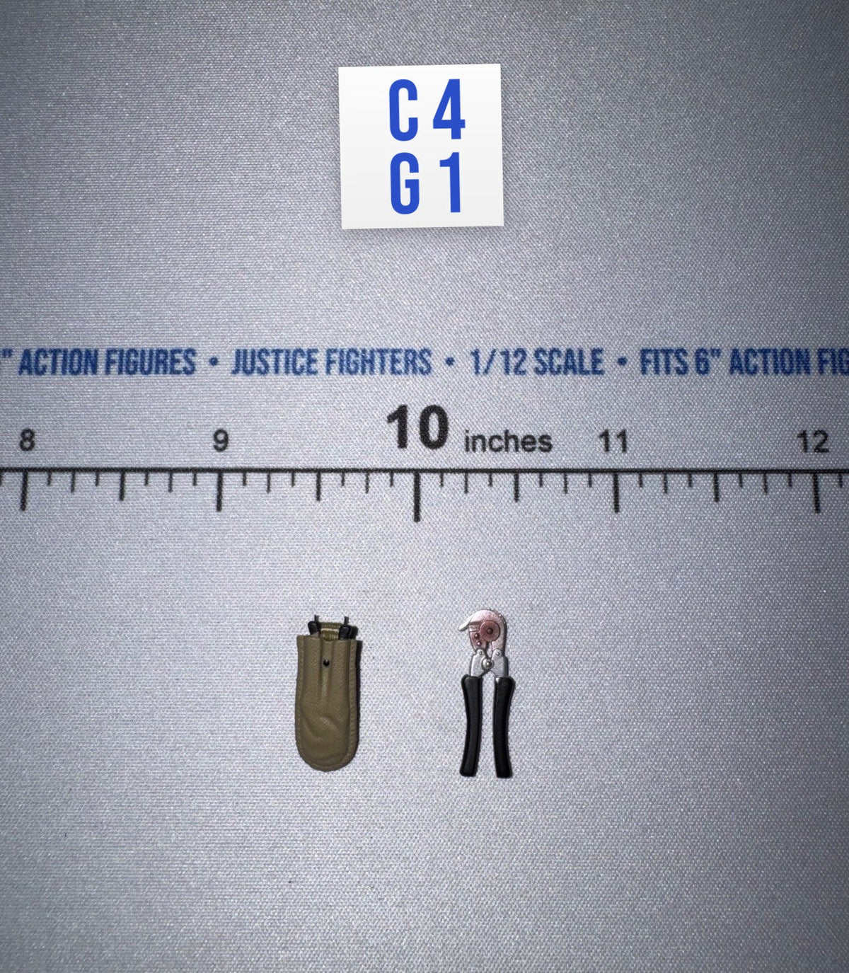 1/12 Scale WWII US Wire Cutters and Pouch - Private Caparzo DiD XA80011